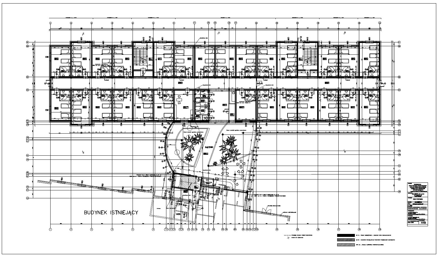 Techniczny rysunek architektoniczny przedstawiający plan budynku wielorodzinnego z zaznaczoną zielenią wokół, widok z góry.