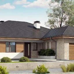 Wizualizacja parterowego domu jednorodzinnego z garażem, wykończonego białym tynkiem, drewnem i cegłą, z ciemną dachówką i zadbanym ogrodem.