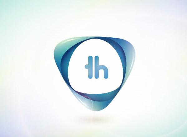 Abstrakcyjne logo z niebieskim, gradientowym obrysem w kształcie zaokrąglonego trójkąta, wewnątrz białe koło z jasnoniebieskim monogramem 'th'.