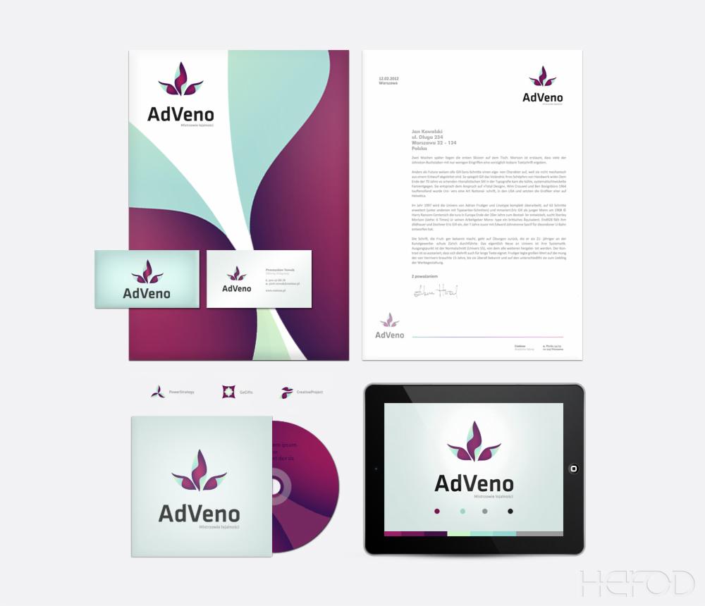 Komplet materiałów identyfikacji wizualnej firmy AdVeno: wizytówki, papier firmowy, teczka, płyta CD i prezentacja logo na tablecie, utrzymane w fioletowo-zielonej kolorystyce.
