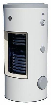 Przekrój zbiornika akumulacyjnego ciepła z widoczną spiralną wężownicą wewnątrz, biała obudowa z szarymi elementami, prezentacja produktu.