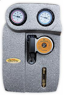 Izolowany moduł solarny z dwoma okrągłymi wskaźnikami, pompką obiegową Grundfos i owalnym wskaźnikiem przepływu, oznaczony logo 'iSunny'.