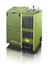 Zielony, nowoczesny kocioł na paliwa stałe z podajnikiem, widok z boku, na białym tle z delikatnym cieniem.