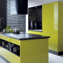 Nowoczesna kuchnia z połyskiem: limonkowy front, czarny blat, zabudowa szafek z piekarnikiem i wyspa z otwartymi półkami, minimalistyczny design, rolety okienne.