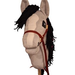 LULU JUSTYNA KIEDROWSKA - Szmaciana zabawka - koń na kiju, szary z czarną grzywą i czerwoną uprzężą, z bliska na białym tle. Ręcznie robiona zabawka.