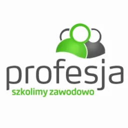 Logo firmy szkoleniowej: Stylizowany piktogram trzech osób, z których jedna jest w kolorze zielonym, a dwie w szarym, nad napisem 'profesja' i pod spodem mniejszym napisem 'szkolimy zawodowo', oba...