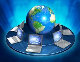 Stylizowana wizualizacja: Ziemia otoczona laptopami na platformie, symbolizująca globalną sieć i usługi IT.