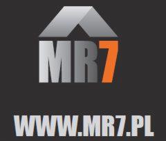 Szaro-pomarańczowe logo MR7.pl na ciemnoszarym tle. Logo zawiera stylizowany dach nad napisem MR7 i adres strony internetowej. Minimalistyczny design.