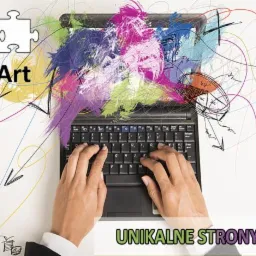 Osoba pisze na laptopie z abstrakcyjną grafiką i szkicami, co sugeruje tworzenie unikalnych stron WWW. Widoczne puzzle i napis 'Inf-Art'.