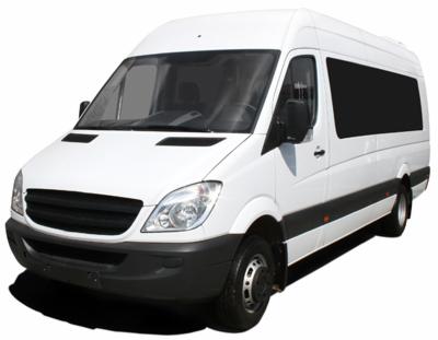 Biały bus z przyciemnianymi szybami, widziany z przodu pod kątem, na białym tle.