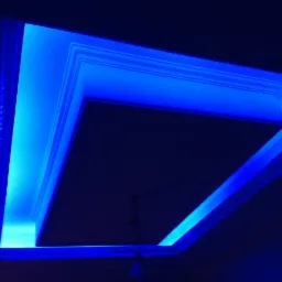 Podwieszany sufit z dekoracyjnym oświetleniem LED w kolorze niebieskim, widok z dołu, z elementami ozdobnymi na krawędziach.