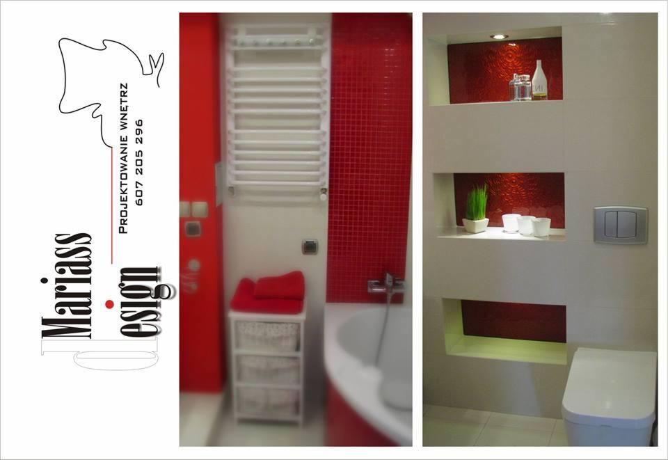 Nowoczesna łazienka z akcentami czerwieni: mozaika, grzejnik drabinkowy, półki wnękowe z dekoracjami, biała ceramika sanitarna.