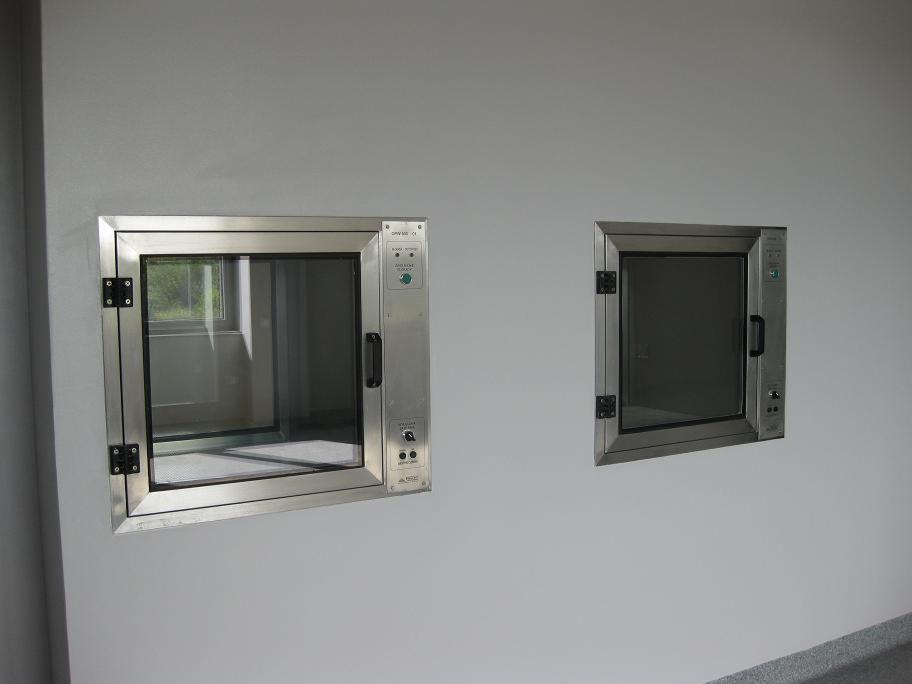 Okno podawcze, śluza materiałowa