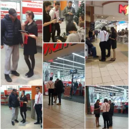 Promotorzy w Media Markt przeprowadzają sampling produktów, wręczając ulotki i prezentując ofertę na tabletach.