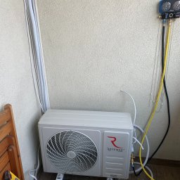 EKO- KLIMA - Montaż jednostki zewnętrznej klimatyzacji Rotenso Roni z podłączonymi przewodami i manometrami serwisowymi na balkonie, widoczne narzędzia i akcesoria montażowe.