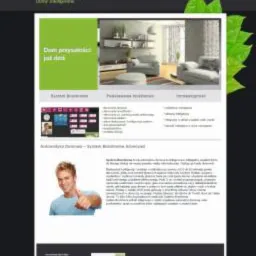 Zrzut ekranu strony internetowej prezentującej system inteligentnego domu z minimalistycznym designem, z widocznym interfejsem użytkownika i wizualizacją wnętrza salonu w tle.