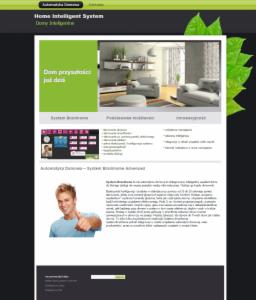 Zrzut ekranu strony internetowej prezentującej system inteligentnego domu z minimalistycznym designem, z widocznym interfejsem użytkownika i wizualizacją wnętrza salonu w tle.