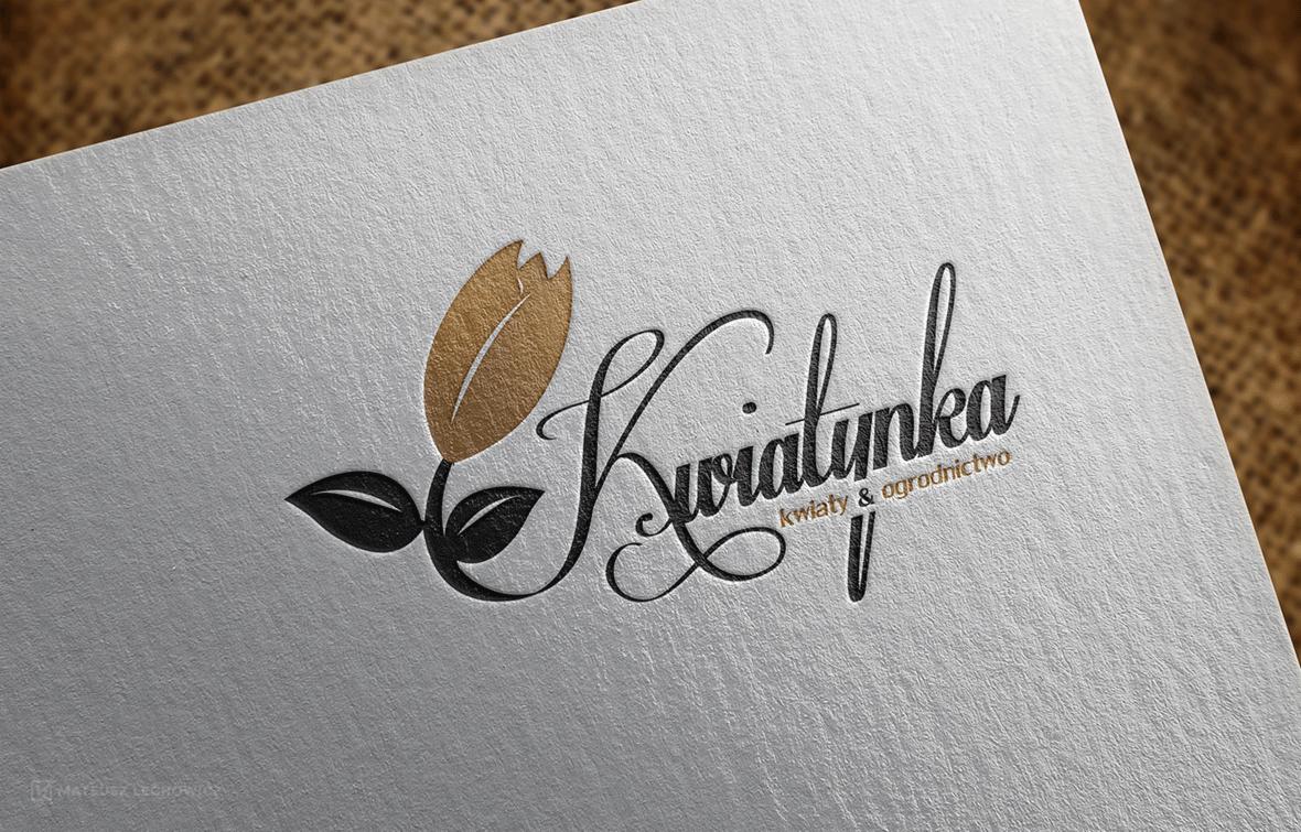 Eleganckie logo firmy kwiaciarni 'Kwiatalunka' z motywem tulipana w kolorach złota i czerni, wytłoczone na fakturowanym, białym papierze wizytówkowym.