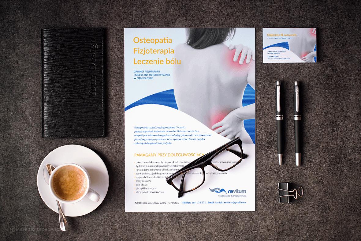 Makieta materiałów promocyjnych gabinetu fizjoterapii: ulotka, wizytówka, notatnik z napisem, długopisy, spinacz, filiżanka kawy na ciemnym tle.