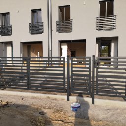 Cr-budsystem Robert Cendalski - Ogrodzenie i balustrada w tym samym stylu zamontowane w domu typu „bliźniak”.