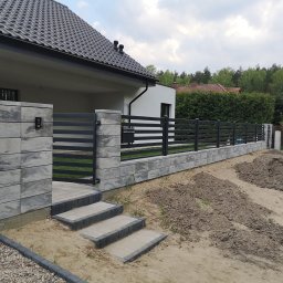 Cr-budsystem Robert Cendalski - Pustaki typu Joniec z bramą stalową oraz przęsłami i furtką.