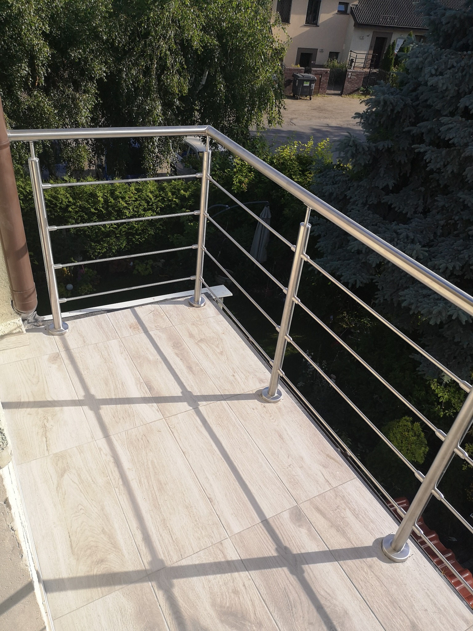 Balustrada nierdzewna firmy Avis.