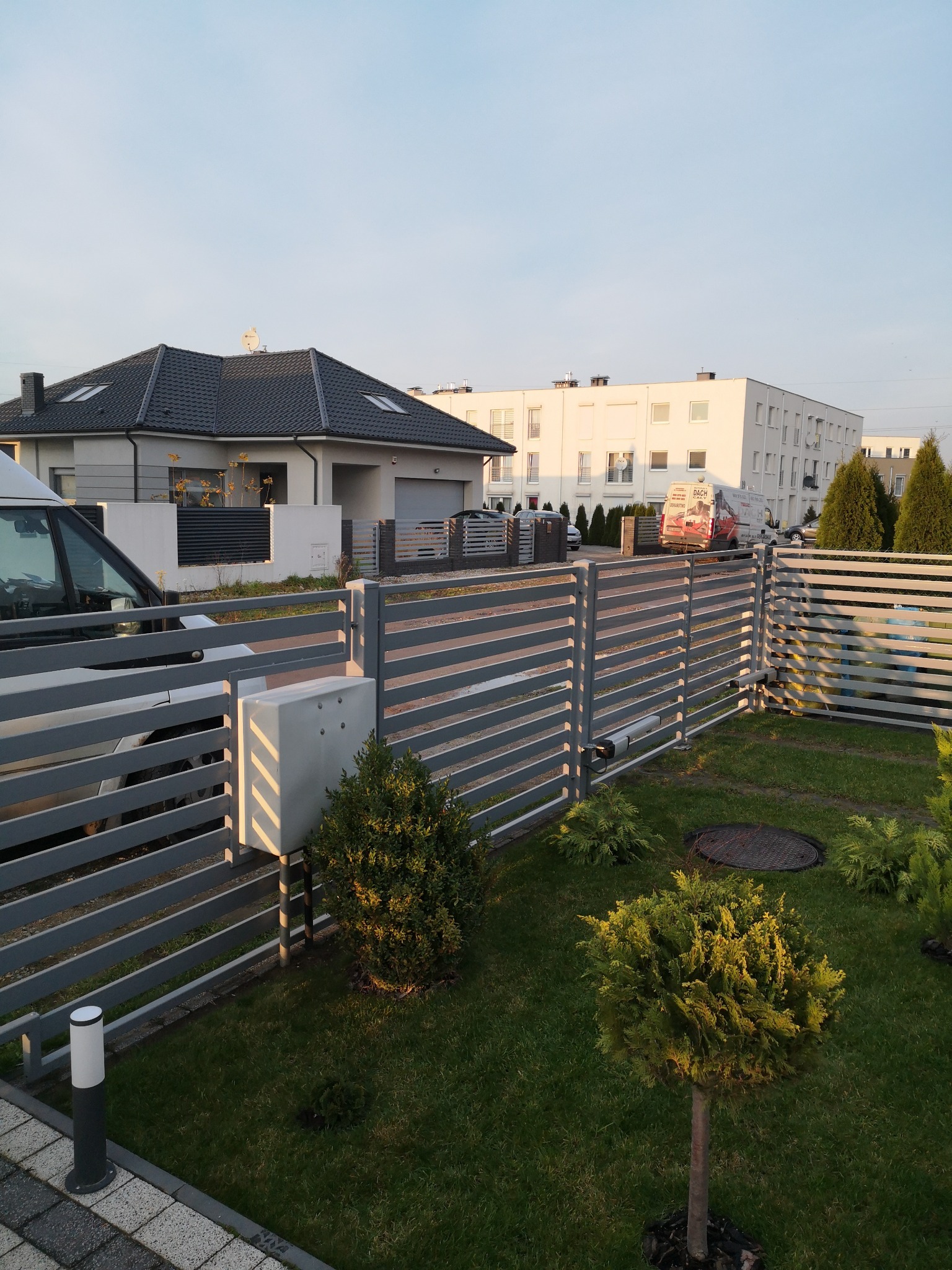 Brama skrzydłowa z napędem Somfy IXENGO z lampą i fotokomórkami.