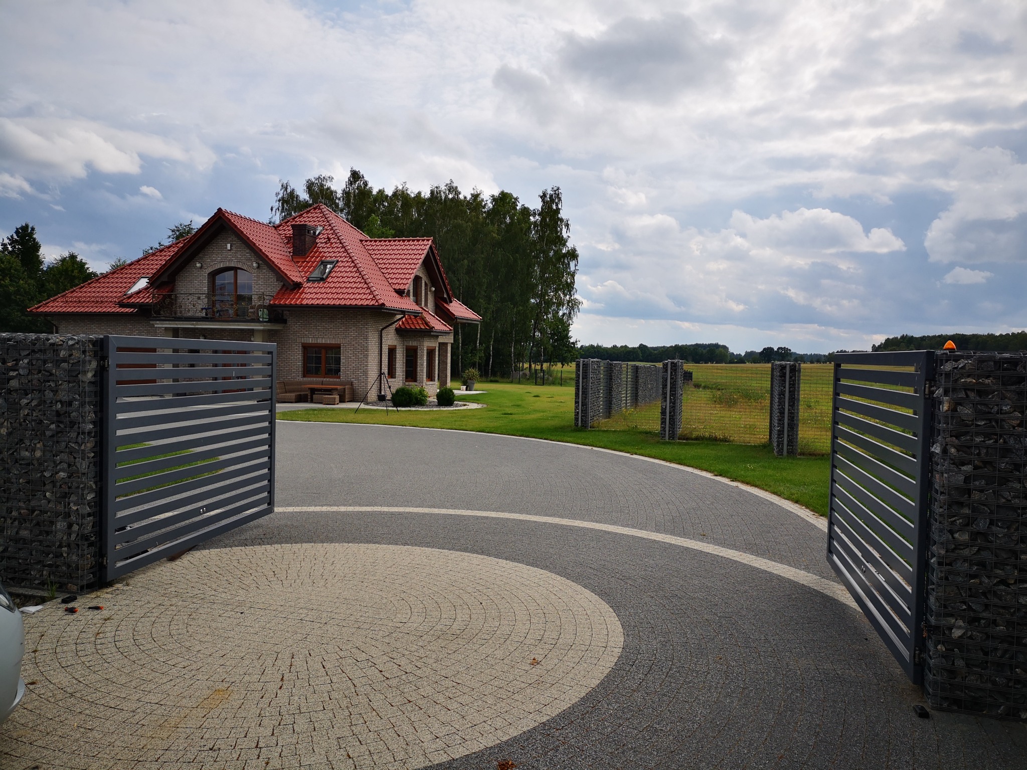 Częstym wyborem klientów jest kolor antracyt RAL 7016 – na zdjęciu brama stalowa z profili w tej właśnie barwie.