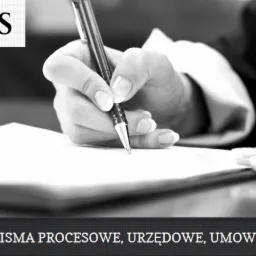 Czarno-białe zdjęcie dłoni piszącej piórem na dokumencie z nagłówkiem 'PISMA PROCESOWE, URZĘDOWE, UMOWY' i logo LEXTUUS w lewym górnym rogu.