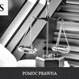 Waga Temidy na tle otwartej księgi i stosu kodeksów w Katowicach. Symbol sprawiedliwości i prawa.