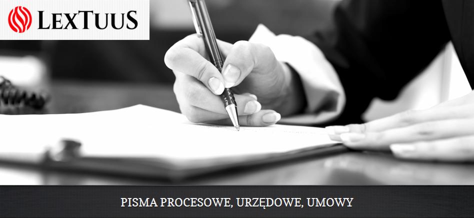 Czarno-białe zdjęcie dłoni piszącej piórem na dokumencie z nagłówkiem 'PISMA PROCESOWE, URZĘDOWE, UMOWY' i logo LEXTUUS w lewym górnym rogu.