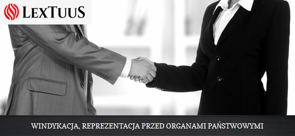 Uścisk dłoni kobiety w czarnym żakiecie i mężczyzny w szarym garniturze na tle jasnego biura, symbolizujący współpracę i profesjonalizm w biznesie.