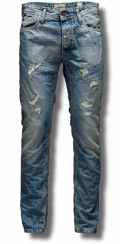 Podniszczone, jasnoniebieskie jeansy męskie z przetarciami i dziurami, widoczne guziki i szlufki, wyeksponowane na białym tle.