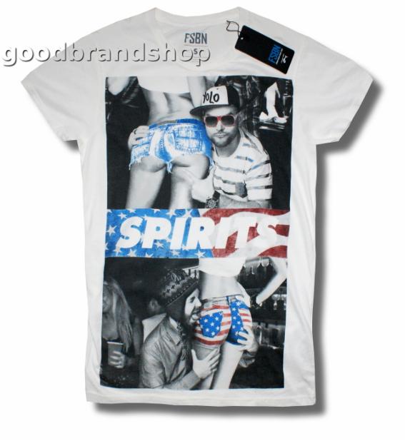 Biała koszulka z nadrukiem dwóch scenek imprezowych: jedna z mężczyzną w czapce YOLO i kobiecych pośladków w dżinsowych szortach, druga z kobietą w szortach z motywem flagi USA, przeciętych napisem...