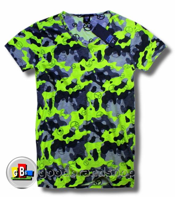 T-shirt z krótkim rękawem, wzór kamuflaż w odcieniach neonowej zieleni, szarości i czerni, z motywem symbolu pacyfistycznego, metka przy dekolcie.
