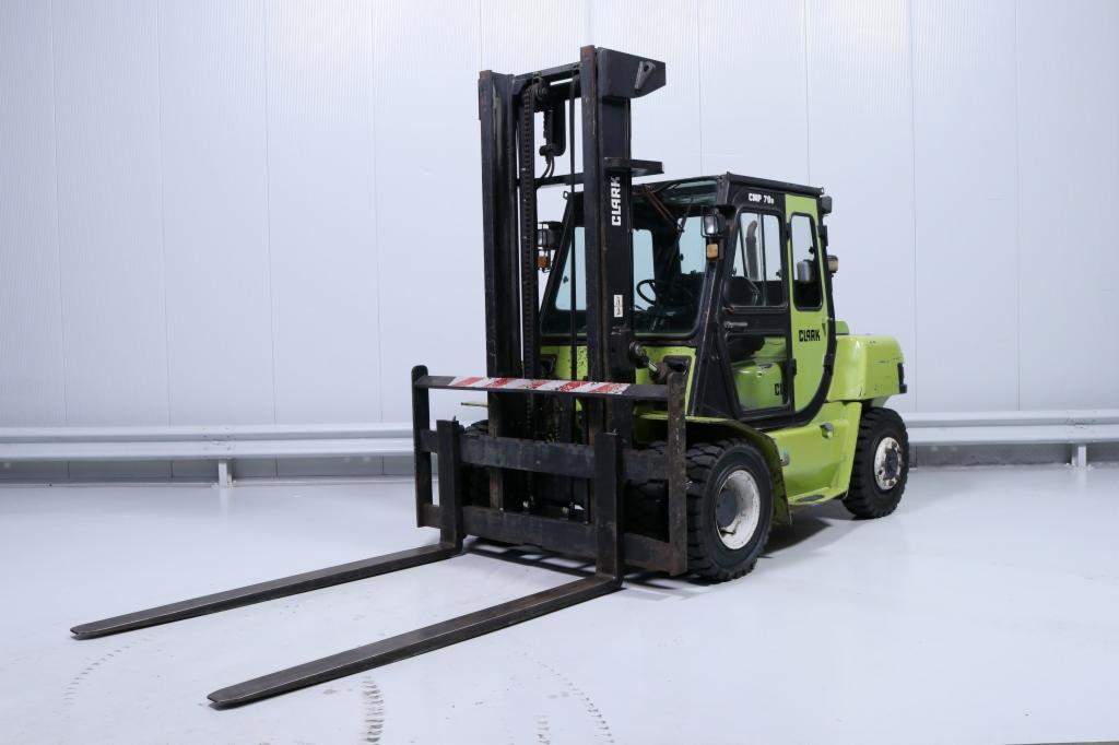 Nowy wózek widłowy marki Clark, w kolorze jasnozielonym, prezentowany w hali z białymi ścianami panelowymi.