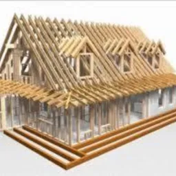 Szkielet domu w trakcie budowy, widoczne drewniane elementy konstrukcyjne dachu i ścian, białe bloczki fundamentowe, jasne tło, etap budowy.