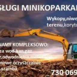 Żółta minikoparka na tle zachodzącego słońca, wykonująca prace ziemne. Widoczne przyłącza wod-kan-gaz, drenaż, odwodnienia i przydomowe oczyszczalnie ścieków.