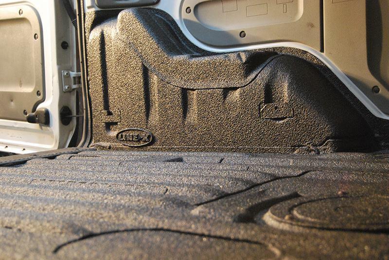 Wnętrze przestrzeni ładunkowej samochodu dostawczego po nałożeniu ochronnej, poliuretanowej powłoki z fakturą, widoczne logo LINE-X.