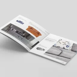 Rozkładówka katalogu z aranżacjami sof w różnych stylach i kolorach, prezentowana pod kątem na szarym tle.