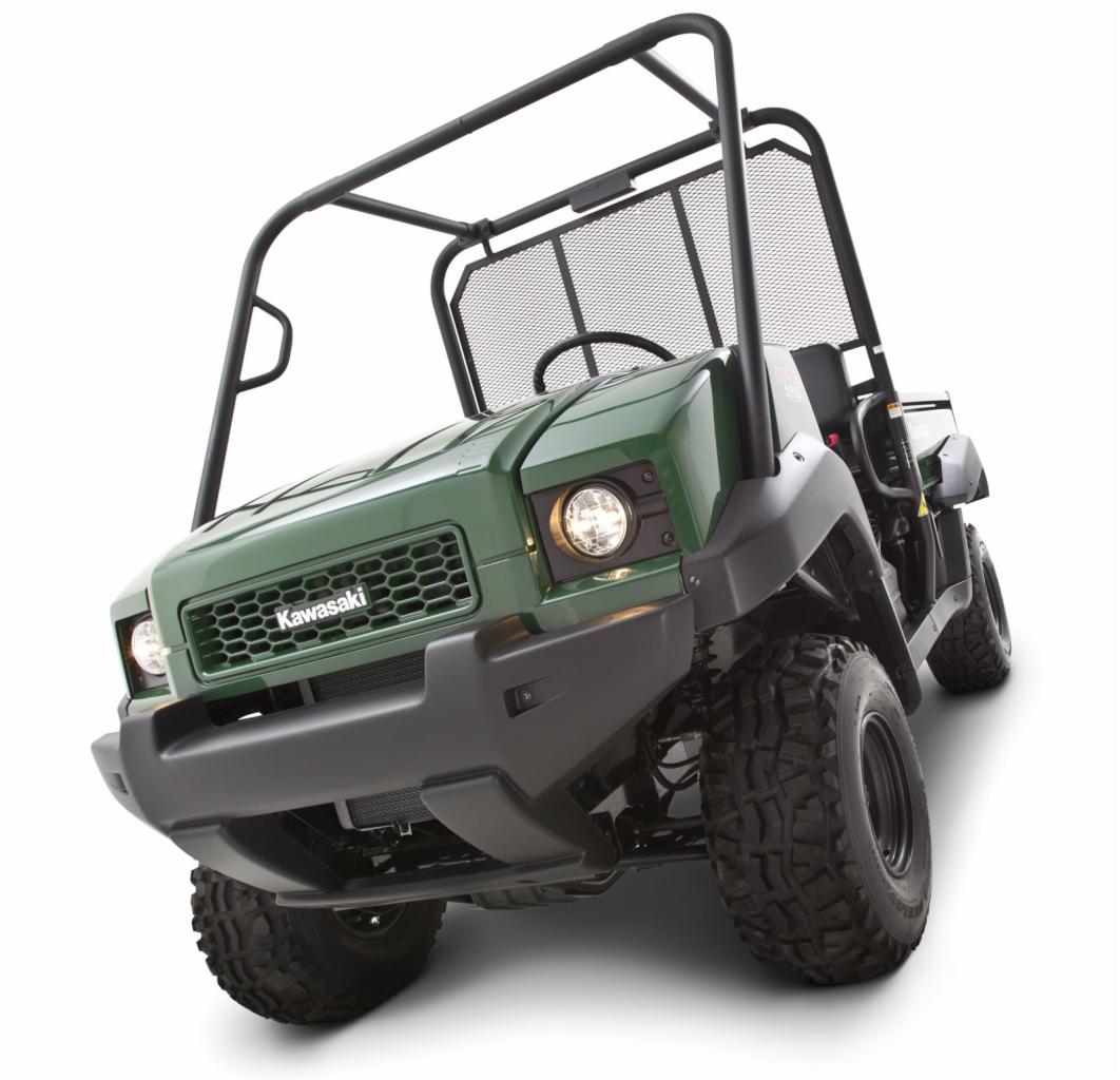Zielony pojazd użytkowy Kawasaki MULE 4010 TRANS 4X4 DIESEL na białym tle, widok z dołu ukazujący opony i przedni grill.
