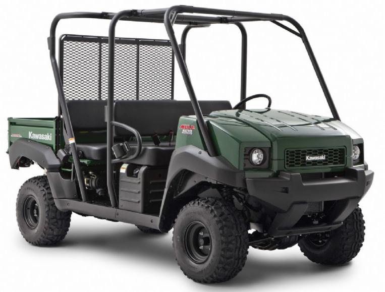 Zielony pojazd użytkowy Kawasaki MULE 4010 TRANS 4x4 Diesel z klatką bezpieczeństwa i skrzynią ładunkową, widok z przodu na białym tle.