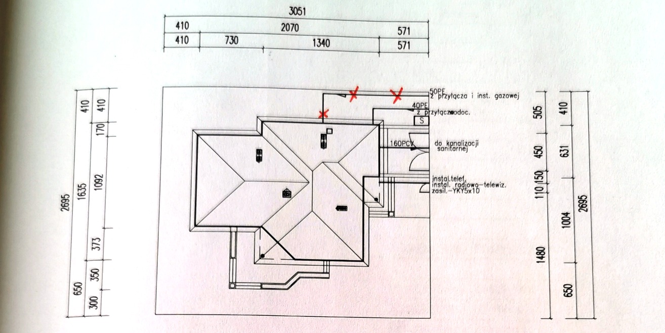 Plan instalacji przyłączy (gaz, woda, kanalizacja, prąd, telefon, telewizja) do domu jednorodzinnego w Bydgoszczy, z naniesionymi wymiarami.