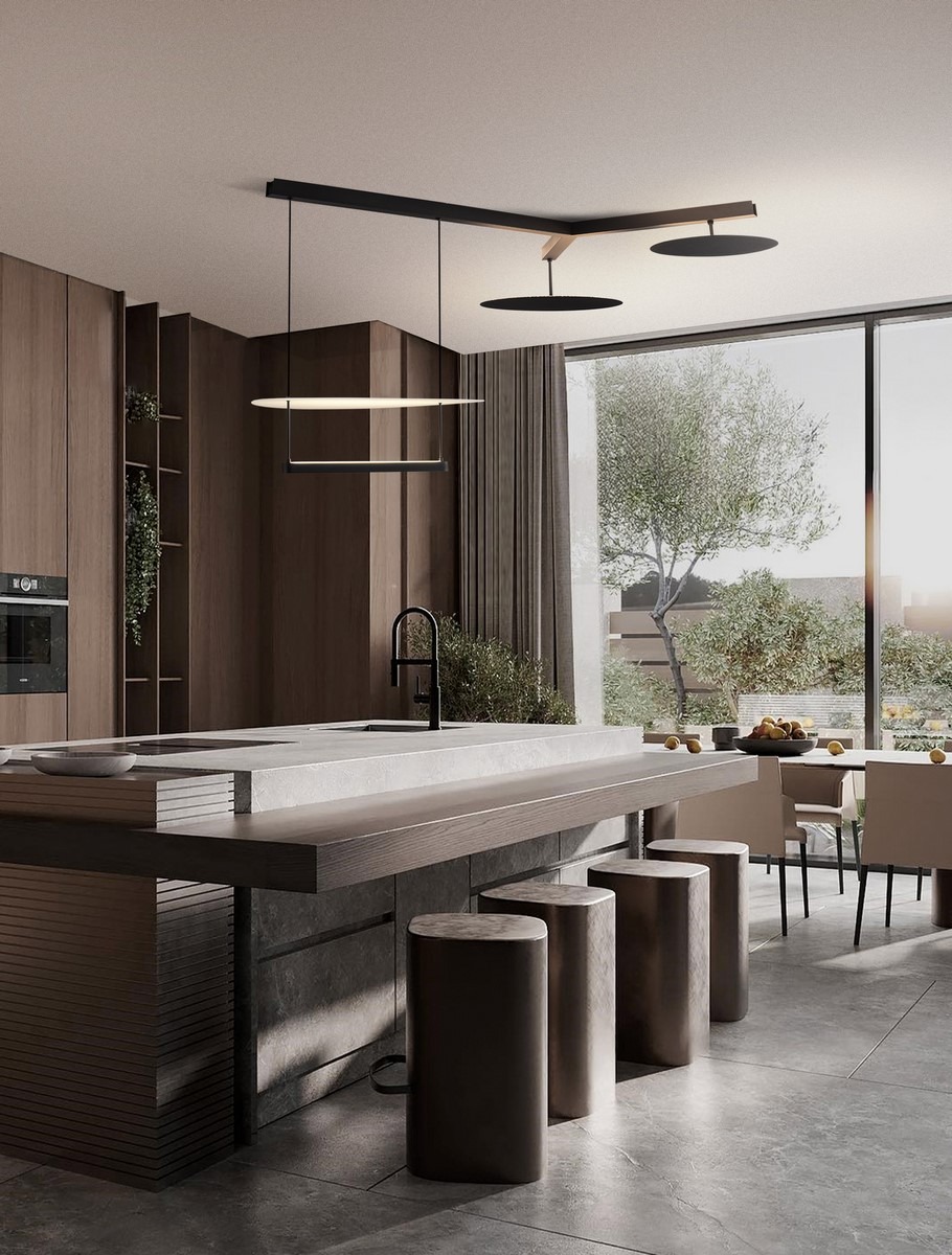 Nowoczesna kuchnia z wyspą oświetloną liniową lampą LED i okrągłymi lampami sufitowymi. Minimalistyczny design, drewniane szafki i duże okno z widokiem na zieleń.