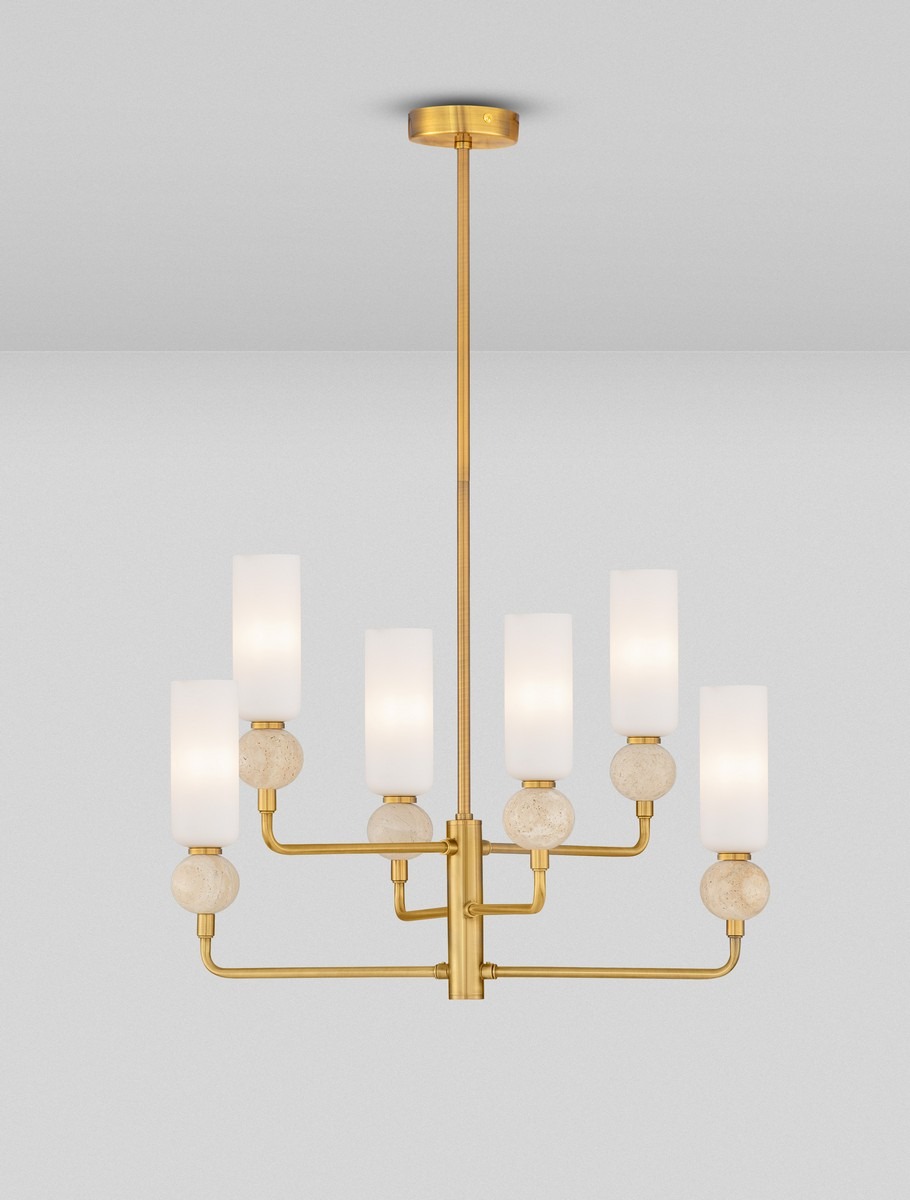 Złoty, nowoczesny żyrandol z sześcioma cylindrycznymi, białymi kloszami i elementami z beżowego kamienia, zawieszony na tle białego sufitu.