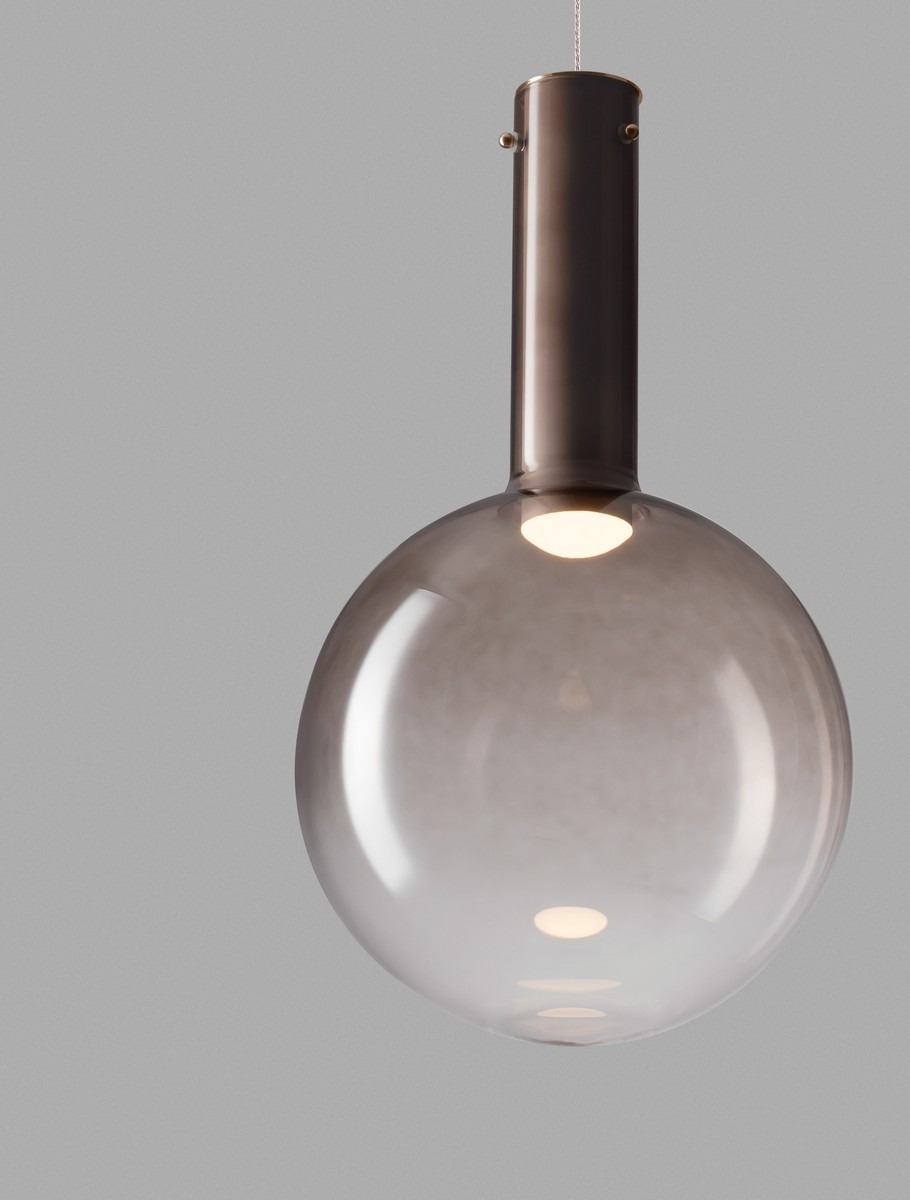 Szklana lampa wisząca w kształcie kuli z brązowym elementem mocującym, delikatne światło. Usługi oświetleniowe w Opolu.