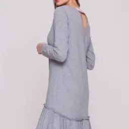 Szara, bawełniana sukienka damska z długim rękawem i falbaną na dole, z wycięciem na plecach i różowym wykończeniem, prezentowana na modelce.