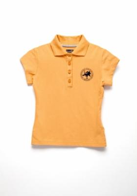 Żółta koszulka polo damska z krótkim rękawem i okrągłym, ciemnym nadrukiem logo na piersi, widoczna na białym tle.