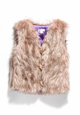 Beżowa kamizelka ze sztucznego futra z fioletową podszewką i ozdobnymi zapięciami na białym tle.