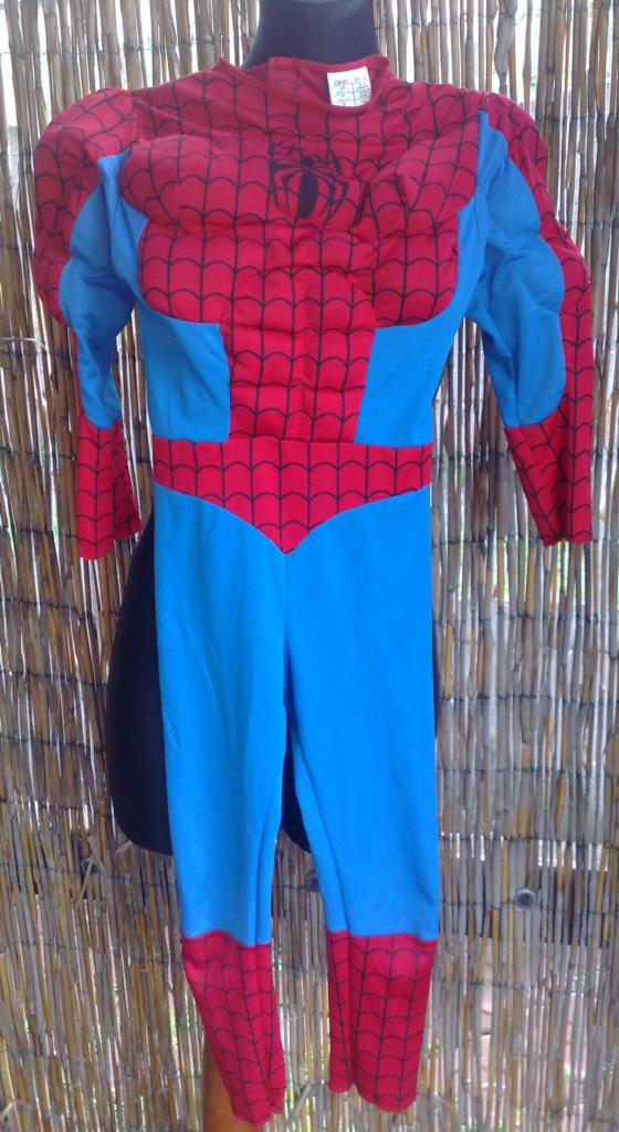 Strój Spider-Mana dla dziecka lub dorosłego, wiszący na manekinie na tle bambusowej ściany.